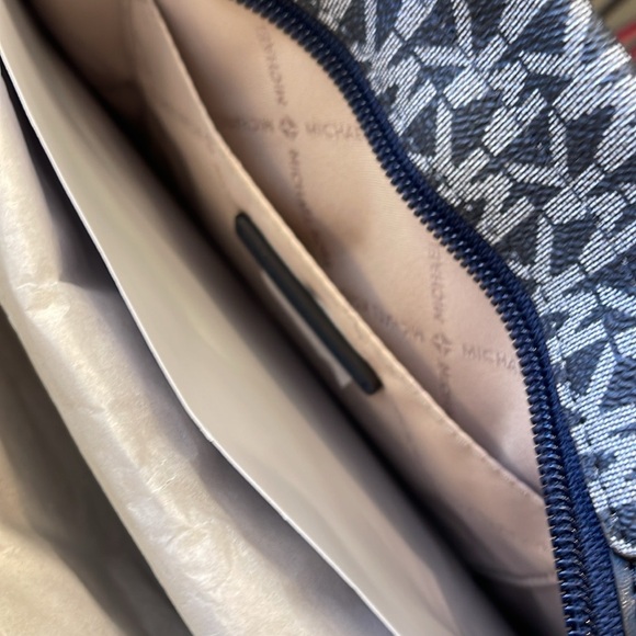 Michael Kors Mirella Small Ombré Signature Logo Crossbody Bag
Navy 
NWT - Picture 16 of 16